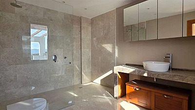 Bodrum Türkkuyusu'nda Kapanmaz Kale ve Deniz Manzaralı Satılık 5+1 Triplex Villa