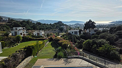 Bodrum Türkkuyusu'nda Kapanmaz Kale ve Deniz Manzaralı Satılık 5+1 Triplex Villa