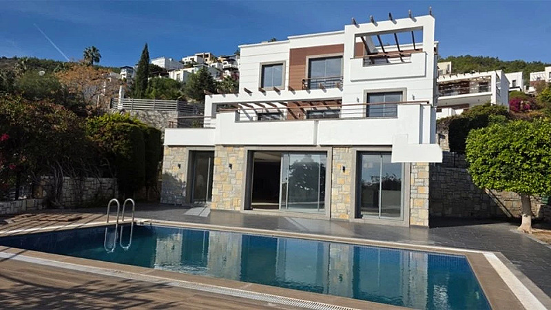 Bodrum Türkkuyusu'nda Kapanmaz Kale ve Deniz Manzaralı Satılık 5+1 Triplex Villa