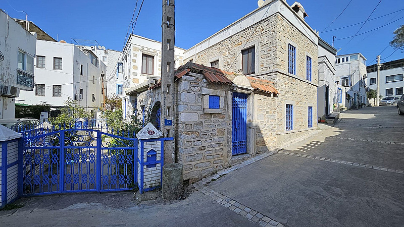 Kumbahçe Satılık Tarihi Taş Ev | 100 Yıllık, Avlulu, Sarnıçlı